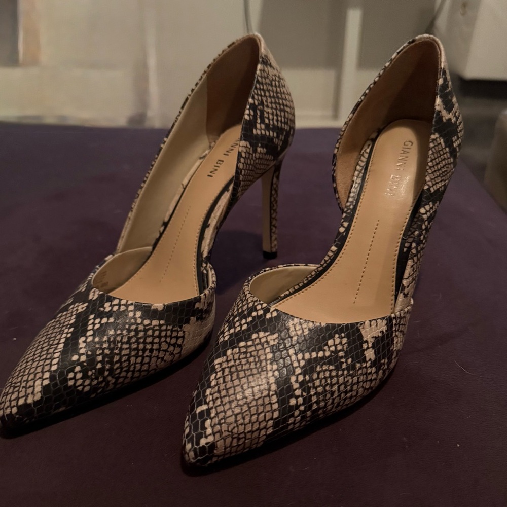 Gianvito Rossi Black and Tan Heels with Stiletto Design